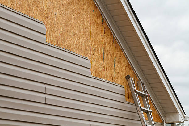 Professional Vinyl Siding technician working in Ravenna, OH